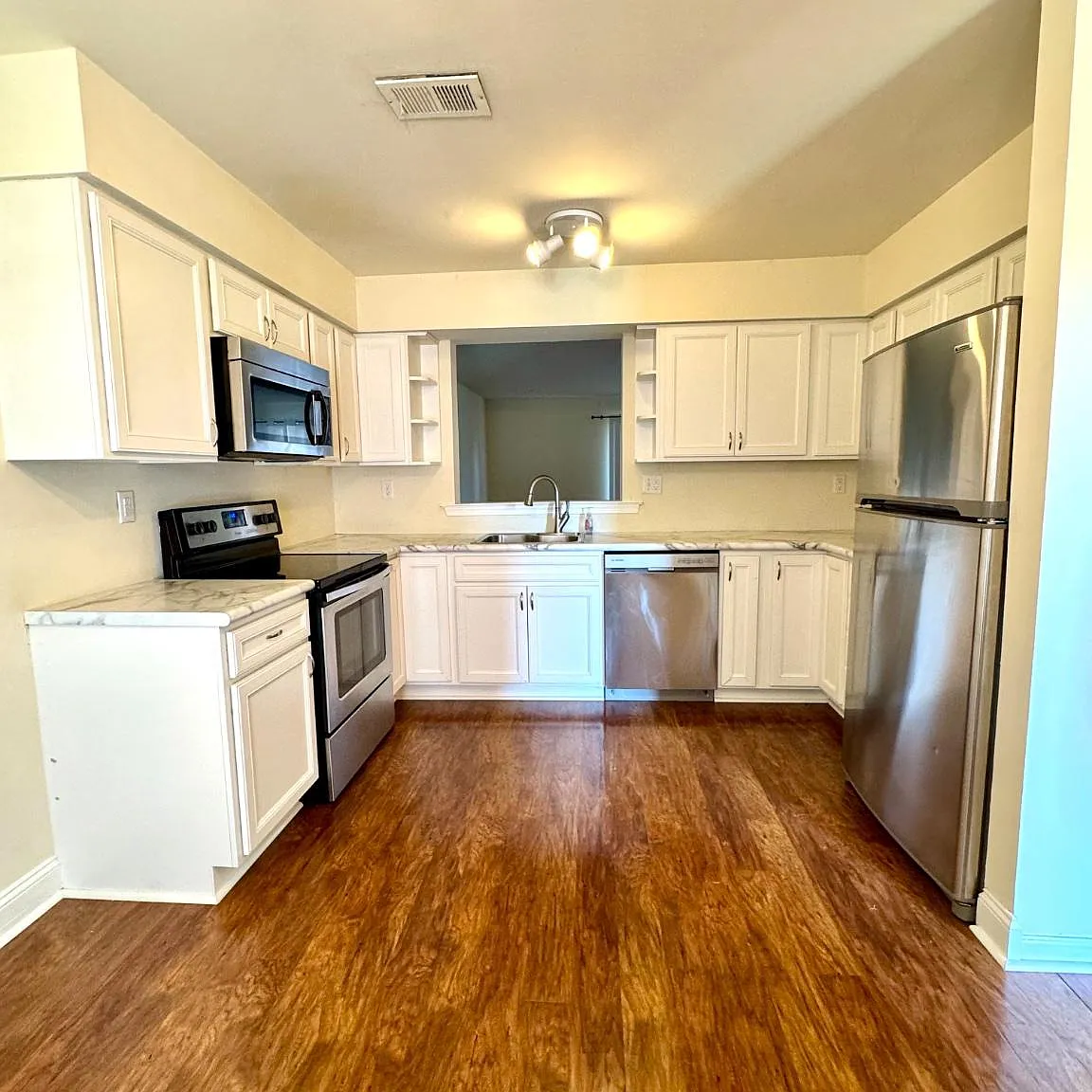 2 bed, 2.5 bath, 1760 sqft, $2,395 — Photo 2