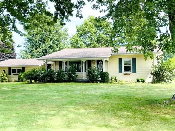 18 Lake Breeze Dr, Conneaut, OH 44030