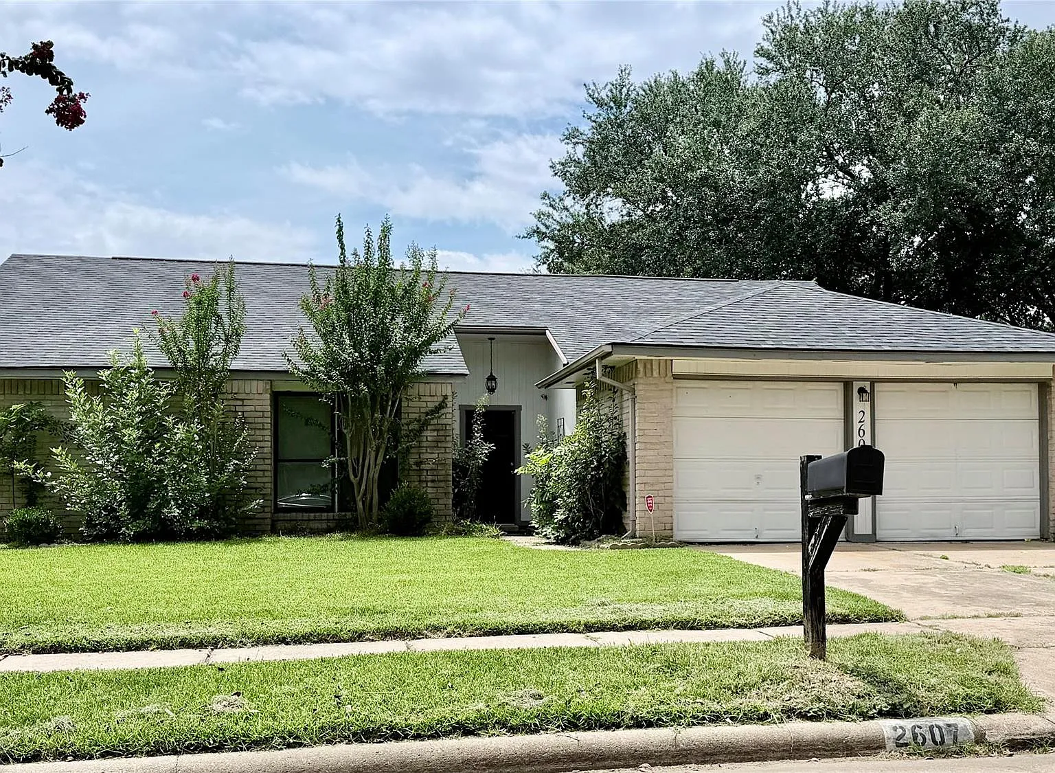 3 bed, 2.0 bath, 1852 sqft, $1,895 — Photo 1