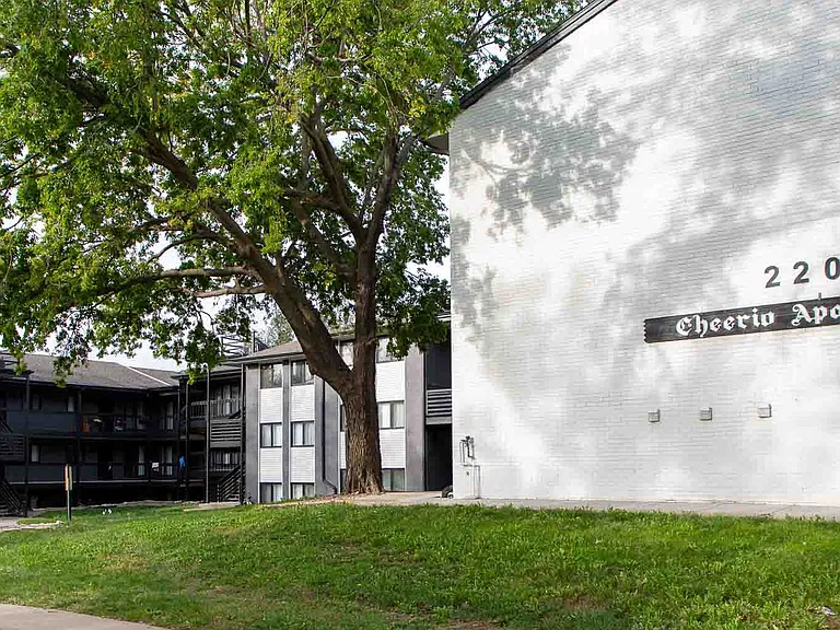 Cheerio Apartments — Photo 6