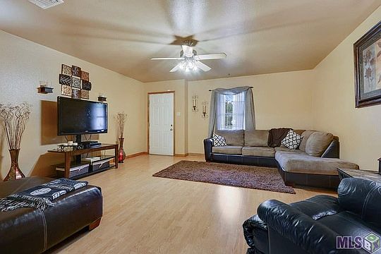 4th image of 14861 Bluff Creek Dr