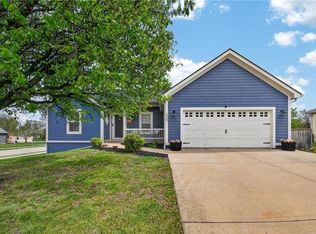 409 S Pumpkin Ridge Cir, Gardner, KS 66030