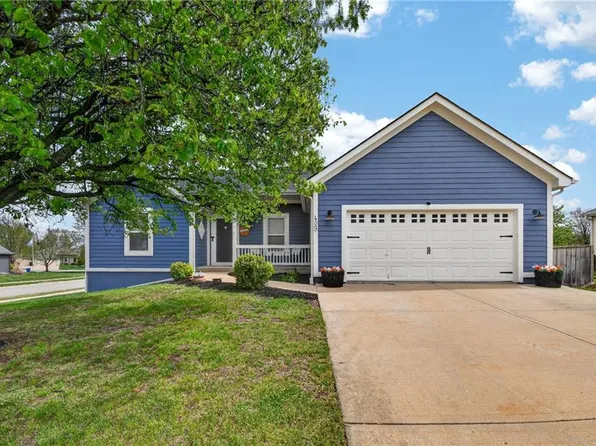 409 S Pumpkin Ridge Cir, Gardner, KS 66030
