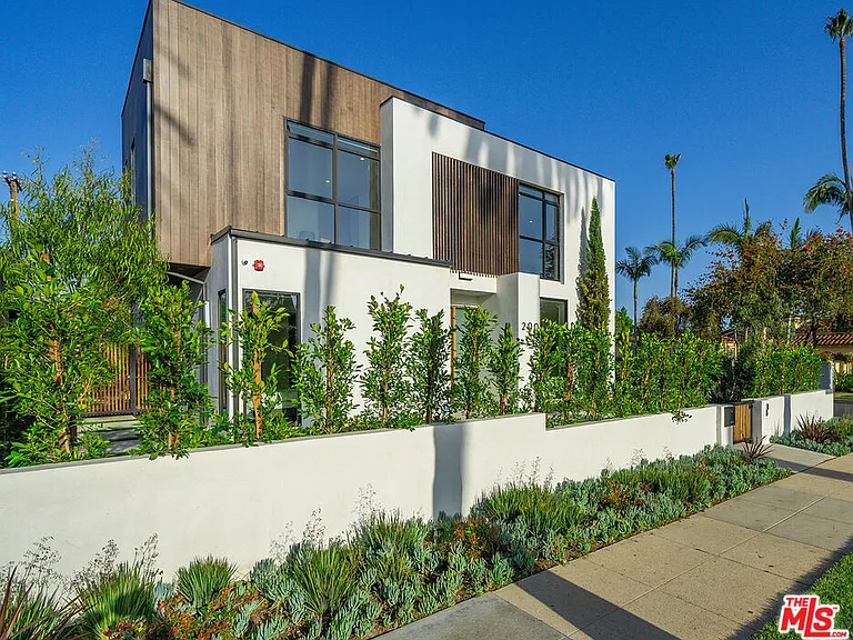 200 N Doheny Dr — Photo 16