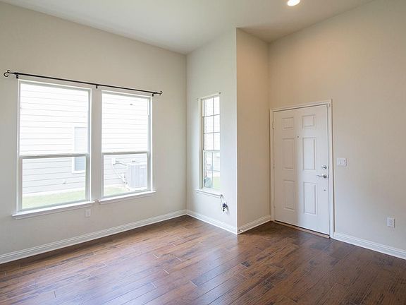 3rd image of 1401 Meadowsouth Ln