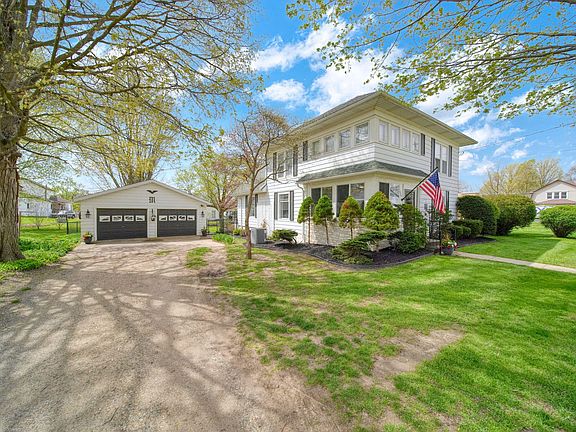 3rd image of 220 Grand St