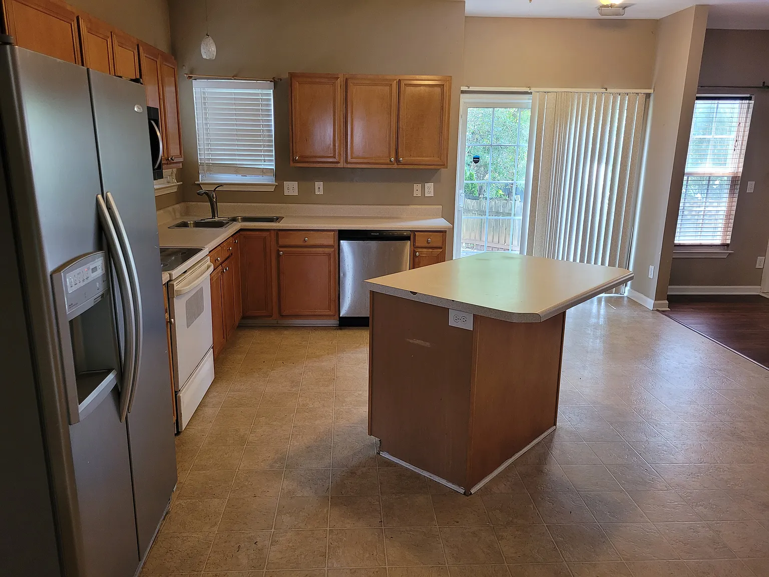 3 bed, 2.5 bath, 1800 sqft, $2,000 — Photo 2