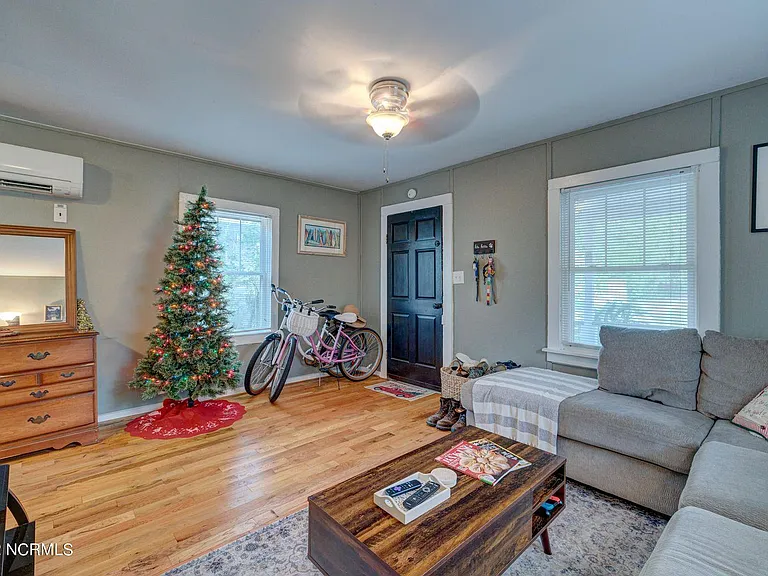 312 Queen St — Photo 12