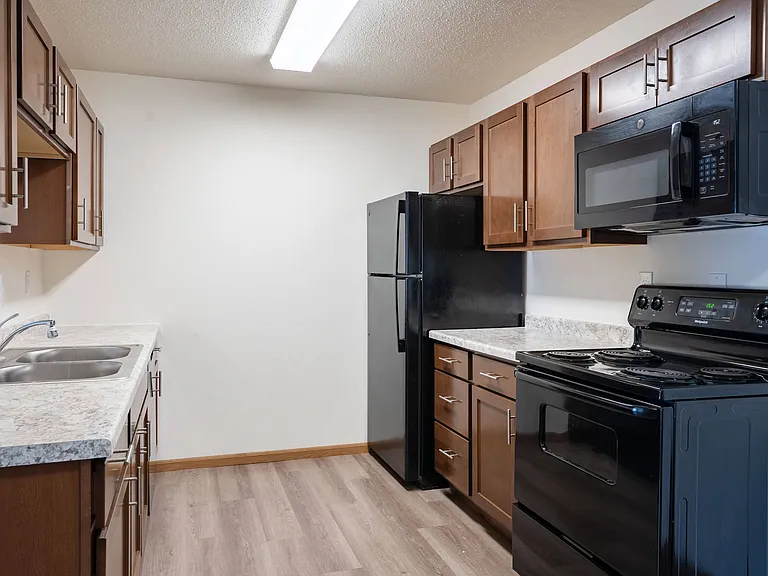 Moorhead, MN Woodstone Apartments | 31A | Kitchen