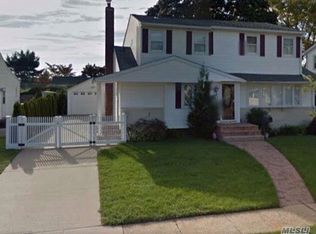 21 Andover Ln, Hicksville, NY 11801