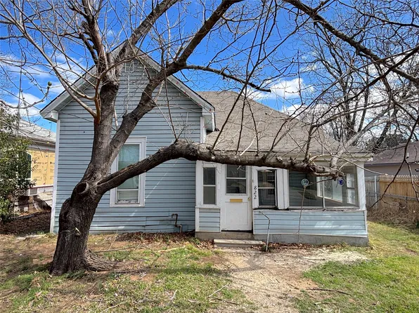 822 N Robinson St, Cleburne, TX 76031