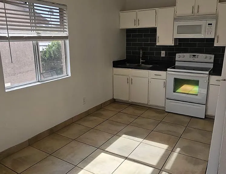 1551 E Christy Dr — Photo 6