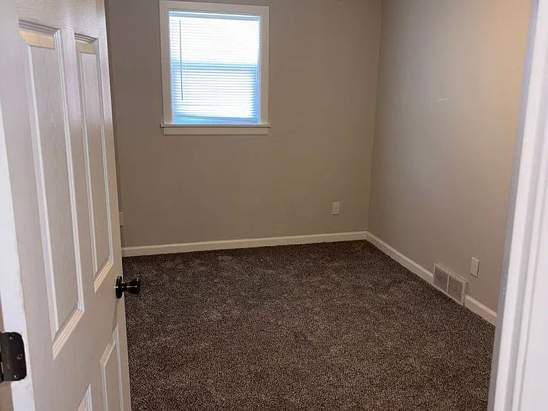 919 W Walnut St — Photo 3