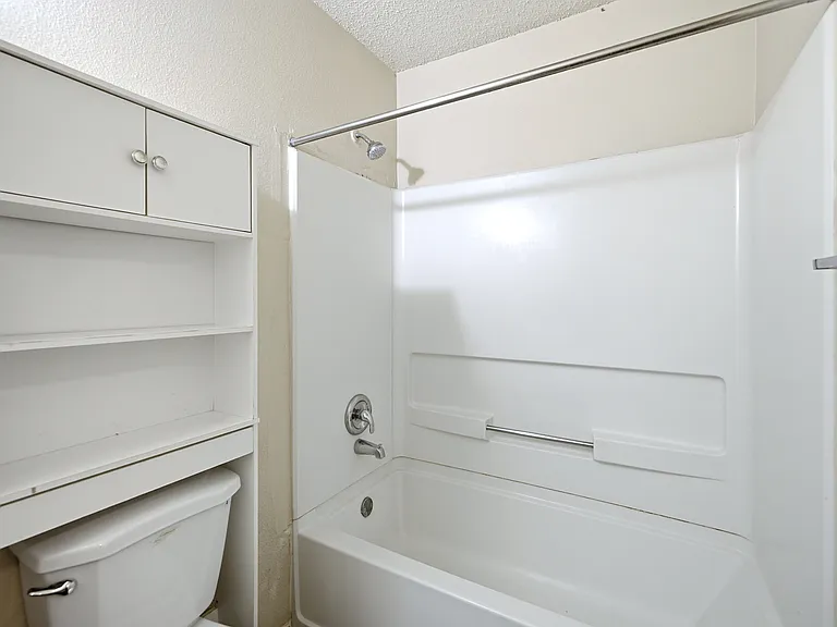 6826 Celes Meadow Dr — Photo 8