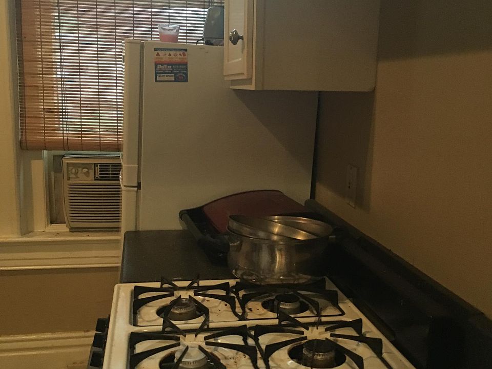 2nd image of 1421 Saint James Ct