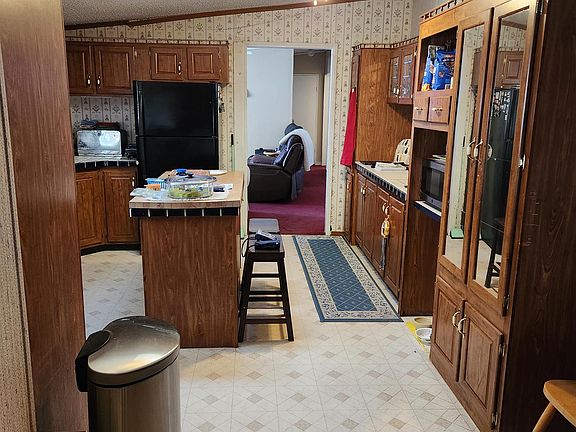 4th image of 383 Emerald Drive