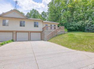 235 Summit Ridge Dr, White Lake, MI 48386