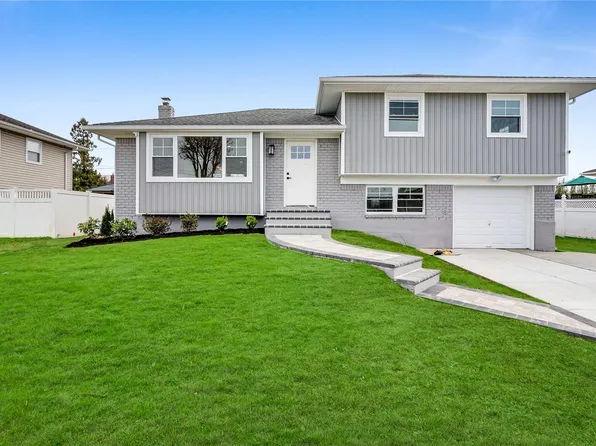 28 Eagle Lane, Farmingdale, NY 11735