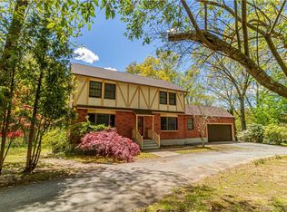 30 Barry Dr, Gales Ferry, CT 06335