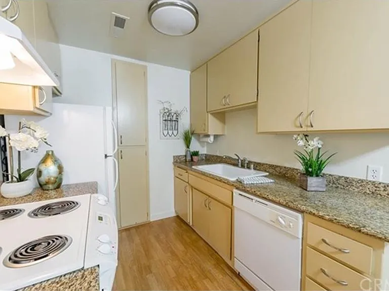 1412 N Cherry St #2 — Photo 2