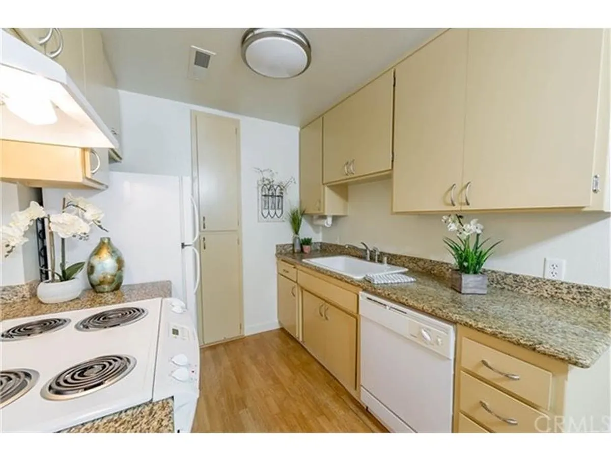 Building Photo - 1412 N Cherry St #2