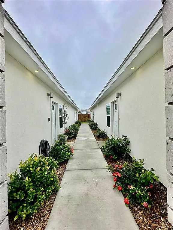 2 bed, 2.0 bath, 3944 sqft, $1,100 — Photo 2