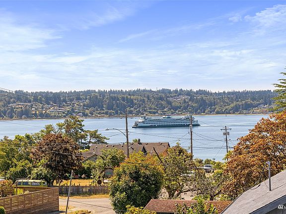 Viewing deck has an incredibly view of Bremerton/Seattle Ferry!>