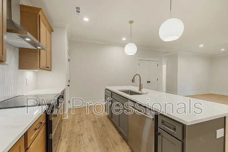 3 bed, 2.0 bath, 1925 sqft, $2,549 — Photo 2