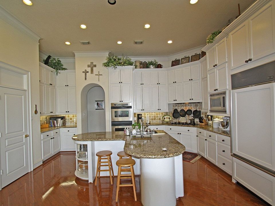 Spacious kitchen w/wood floors, granite counters, SS appliances.