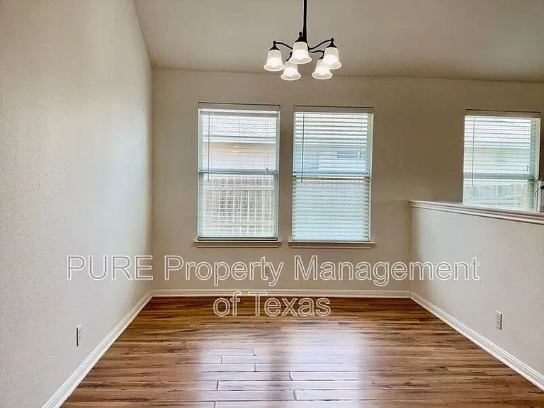 706 Stewart Dr — Photo 8