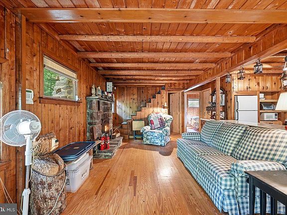 5th image of 130 Rose Ln