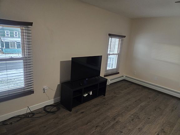 4th image of 135 1/2 Broad St #2