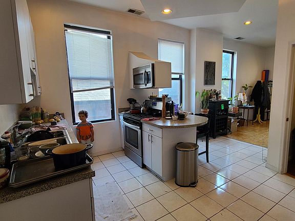 3rd image of 1457 N Leavitt St #2F