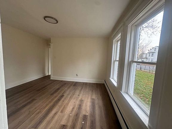 4th image of 502 Woodland St