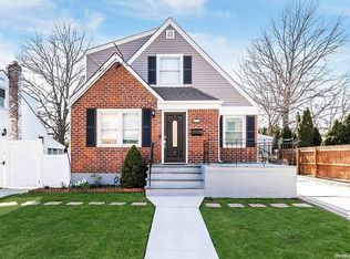 277 Emory Rd, Mineola, NY 11501