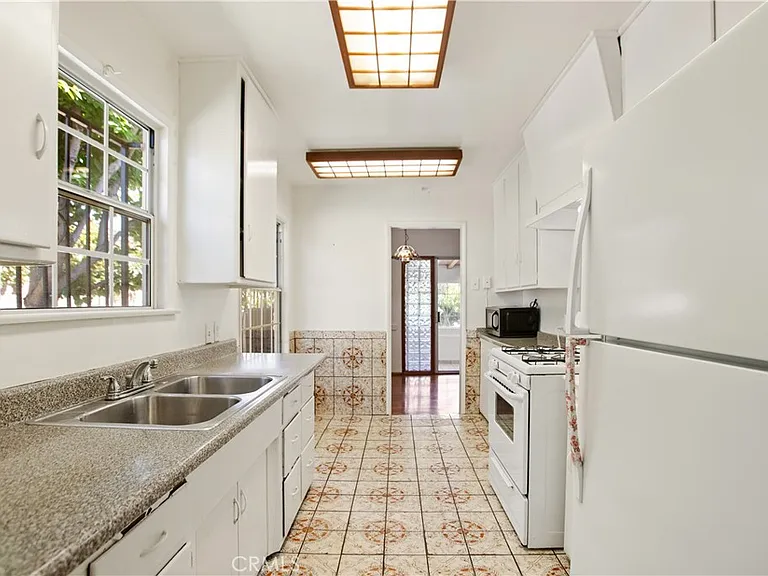 556 N Sunset Ave — Photo 5