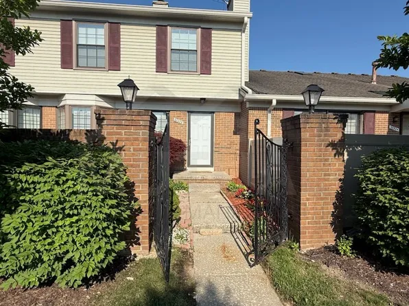 38926 Country Cir, Farmington, MI