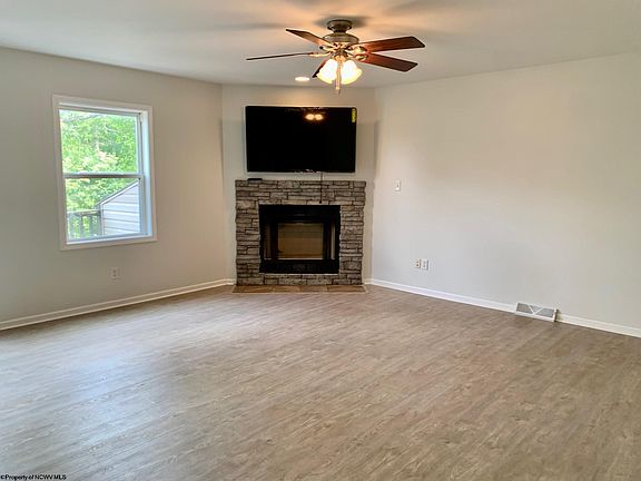 3rd image of 220 Newberry Ln