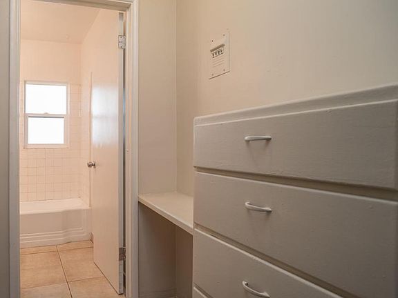 3rd image of 864 E Elizabeth St