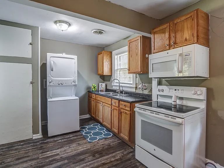 2021 Rose Ln — Photo 3