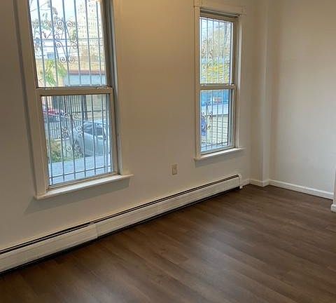 4th image of 32 Jewett Ave #1AA