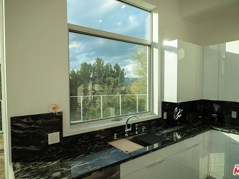 5900 N Winnetka Ave — Photo 38