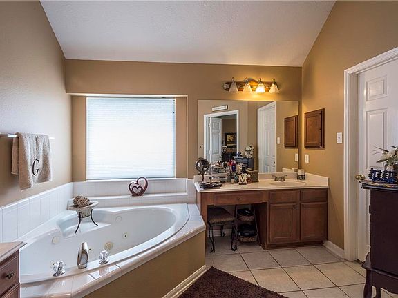 3rd image of 3802 Ashwood Cir