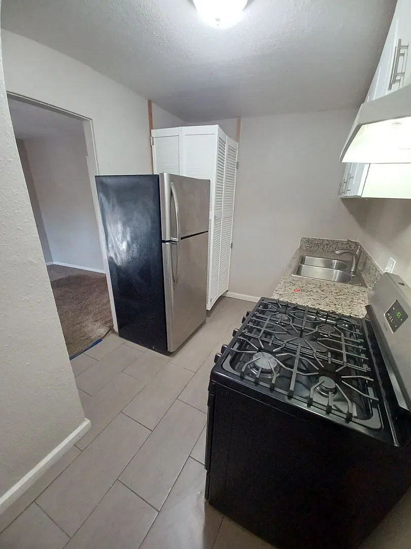 Sacramento Ave. Apartments — Photo 1