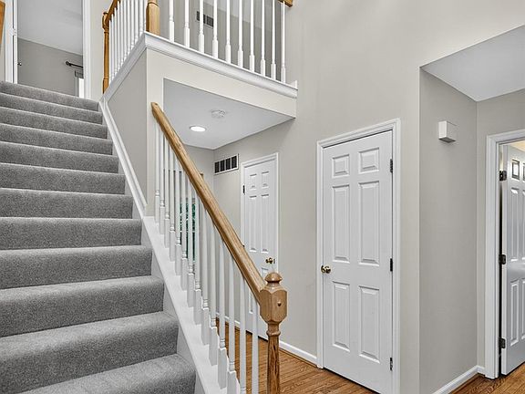4th image of 10203 Meadowknoll Dr