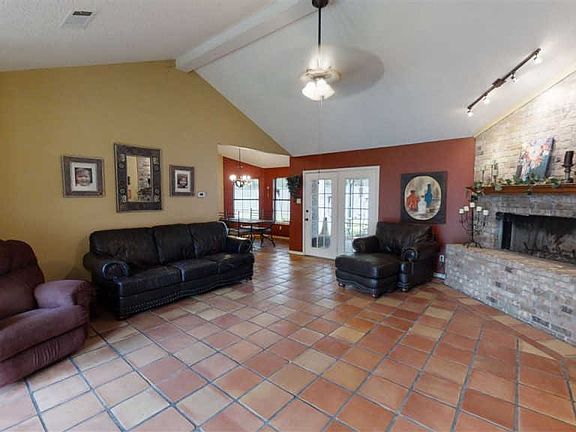 5th image of 260 Rosewood Dr