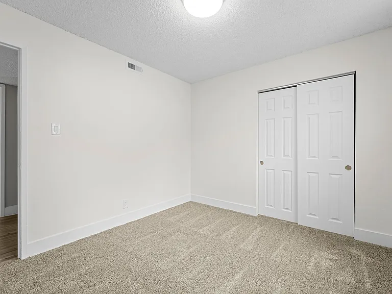 Sherwood Forest Apartments — Photo 20