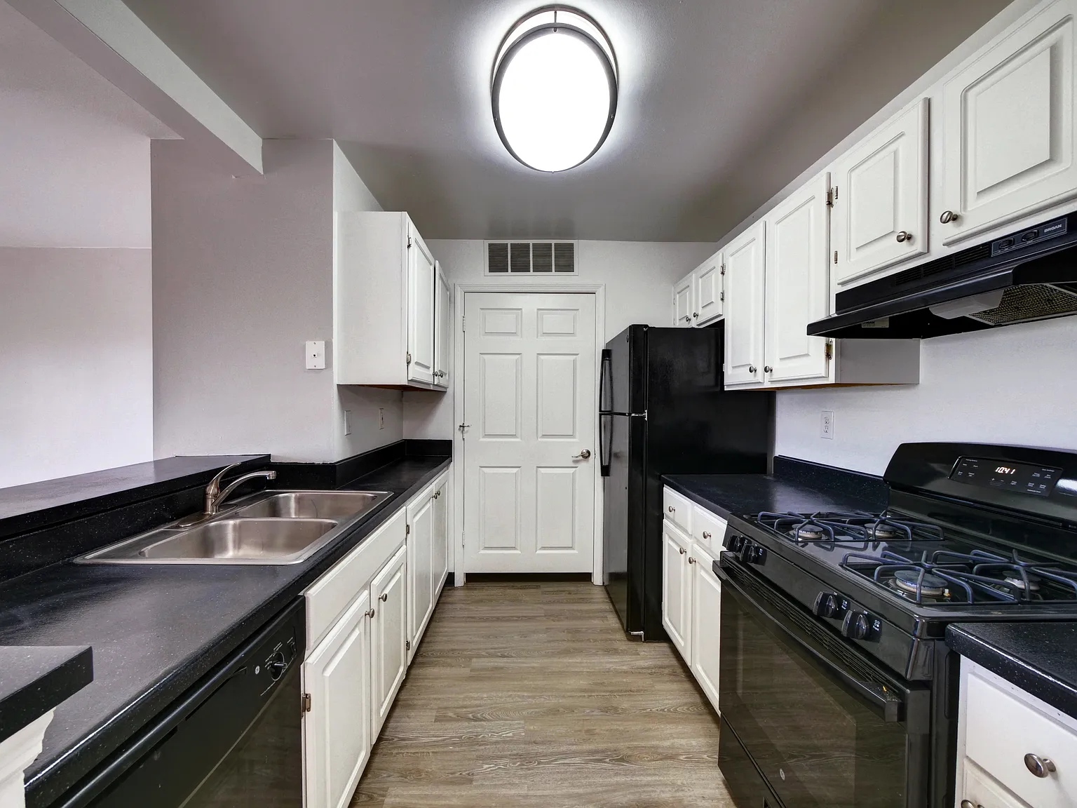 Boulder Pointe Apartments — Photo 4