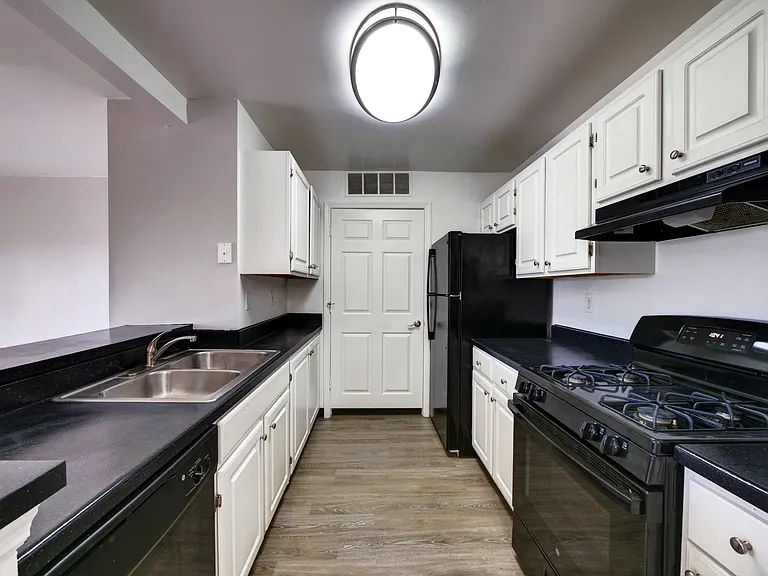Boulder Pointe Apartments — Photo 4