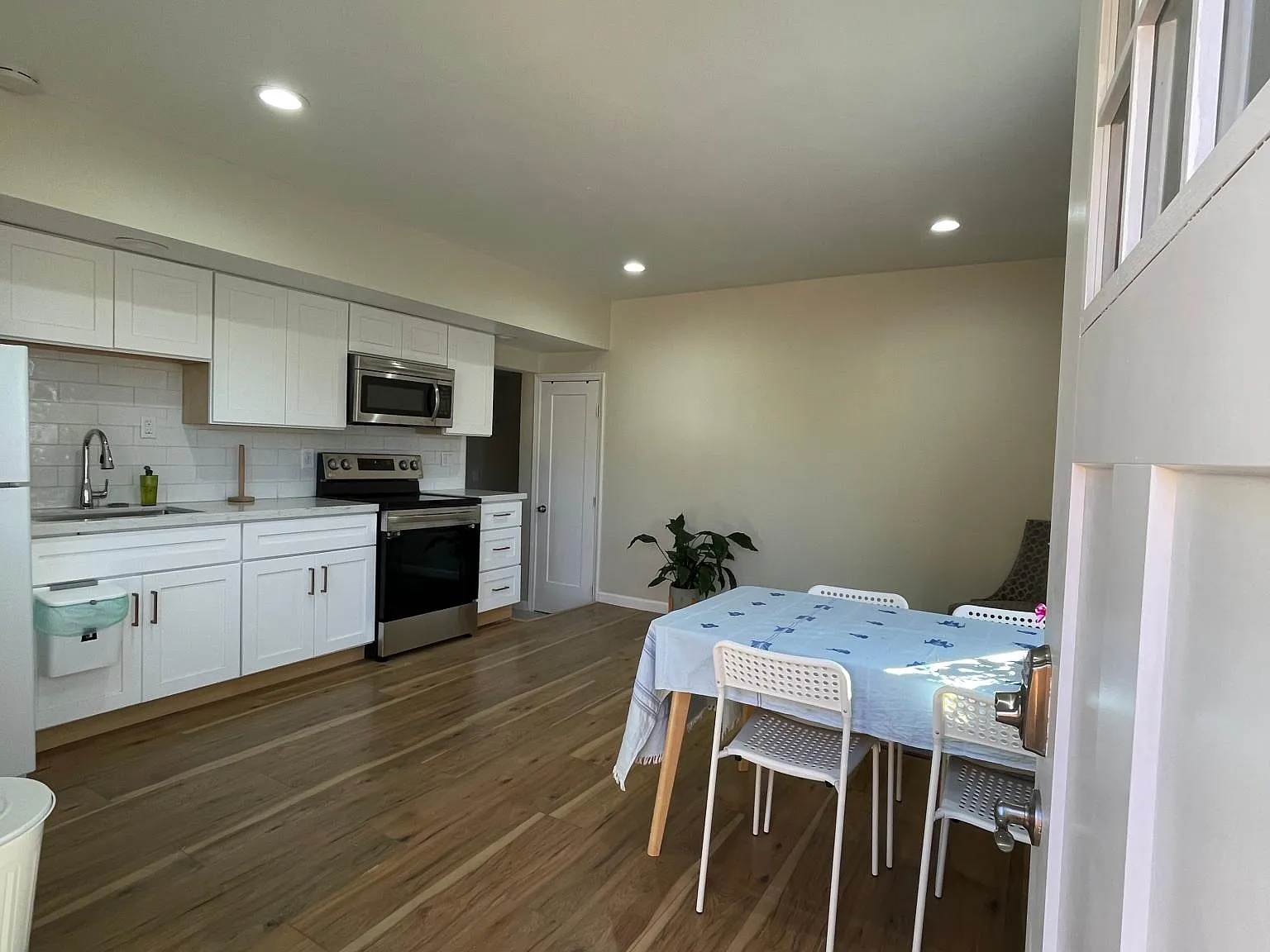3 bed, 1000 sqft, $3,400 — Photo 2